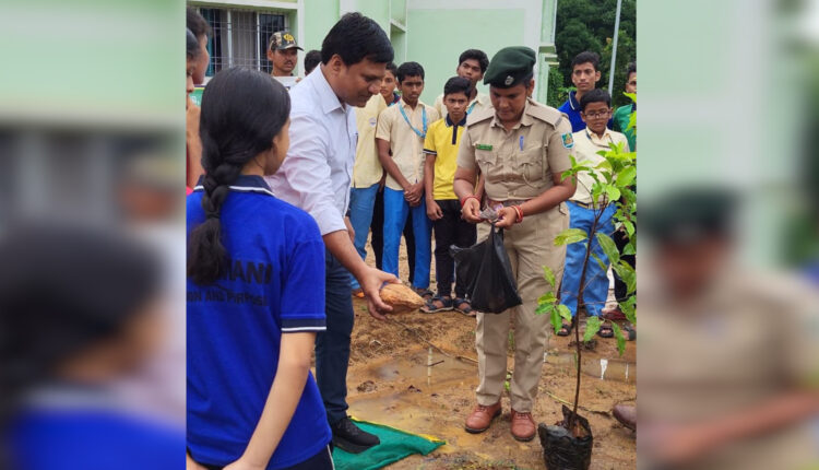 ଓଡ଼ିଶା ଆଦର୍ଶ ବିଦ୍ୟାଳୟ ବାରକୋଟ୍ ଠାରେ ୭୫ତମ ବନ ମହୋତ୍ସବ ପାଳିତ