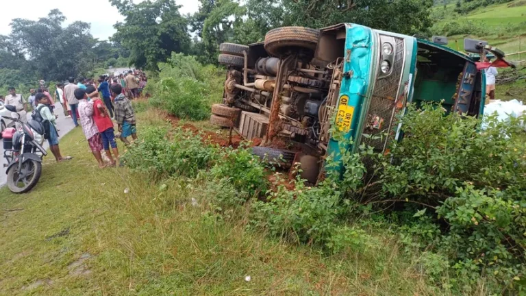 ଯାତ୍ରୀବାହୀ ବସ ଦୁର୍ଘଟଣାଗ୍ରସ୍ତ, ୧୦ରୁ ଊର୍ଦ୍ଧ୍ବ ଯାତ୍ରୀ ଆହତ