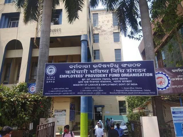 ଏଣିକି ଇପିଏଫ୍‌ରେ ମିଳିବ ୮.୨୫% ସୁଧ, ଜାଣନ୍ତୁ ଆକାଉଣ୍ଟକୁ ଆସିବ କେତେ ଟଙ୍କା?