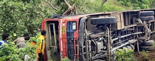 ଭାରସାମ୍ୟ ହରାଇ ବିଜାଘାଟିରେ ଓଲଟିଲା ବସ