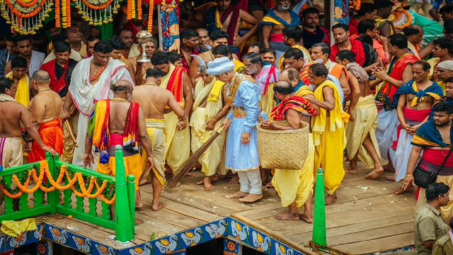 ତିନି ରଥରେ ଛେରାପହଁରା କରୁଛନ୍ତି ଗଜପତି ମହାରାଜା