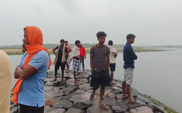 ସ୍ତ୍ରୀ ଓ ପୁଅକୁ ଟାଙ୍ଗିଆରେ ହାଣିଥିବା ବାପାର ମିଳିଲା ମୃତଦେହ