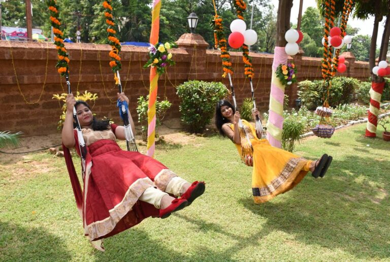 ଆଜି ପହିଲି ରଜ, ଘରେ ଘରେ ପିଠାପଣାର ମହକ