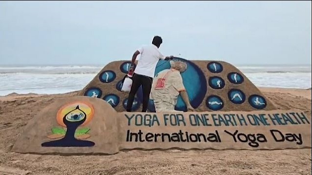 ବାଲୁକା କଳାରେ ଯୋଗ ଦିବସର ଶୁଭେଚ୍ଛା ଜଣାଇଲେ ସୁଦର୍ଶନ ପଟ୍ଟନାୟକ