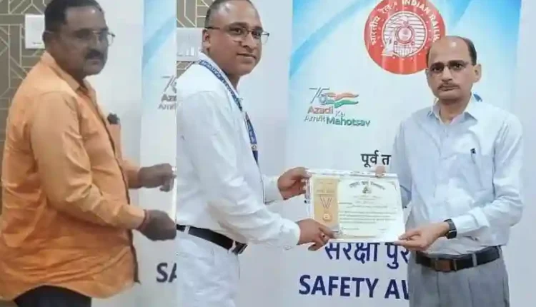 ସମ୍ବଲପୁର ୨ ରେଳ କର୍ମଚାରୀ ପୁରସ୍କୃତ
