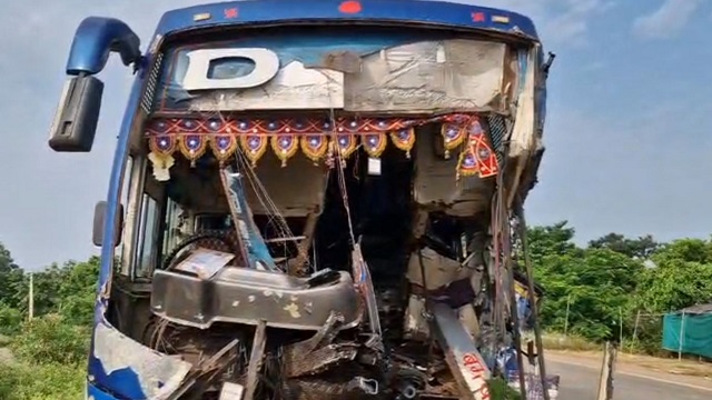 ଟ୍ରକ୍‌କୁ ଧକ୍କା ଦେଲା ଯାତ୍ରୀବାହୀ ବସ୍‌, ୩୦ ଯାତ୍ରୀ ଆହତ