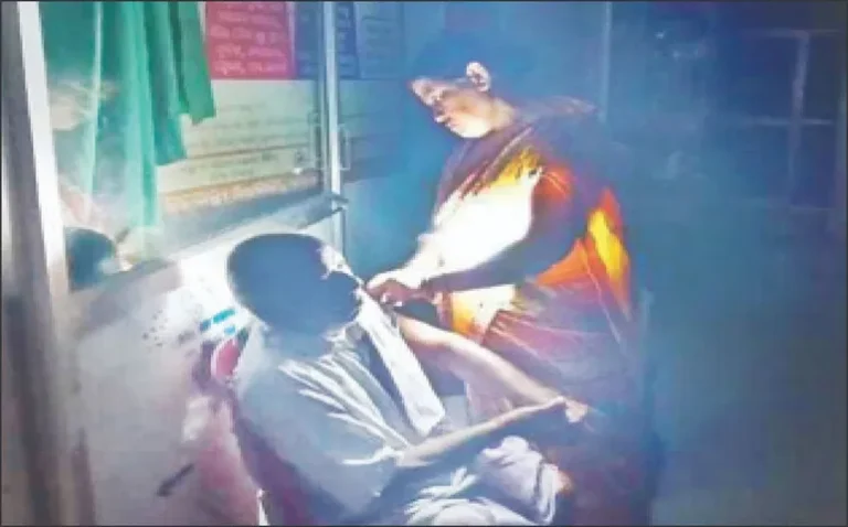 ଟର୍ଚ୍ଚ ଲାଇଟ୍‌ରେ ଚାଲିଛି ରୋଗୀଦେଖା