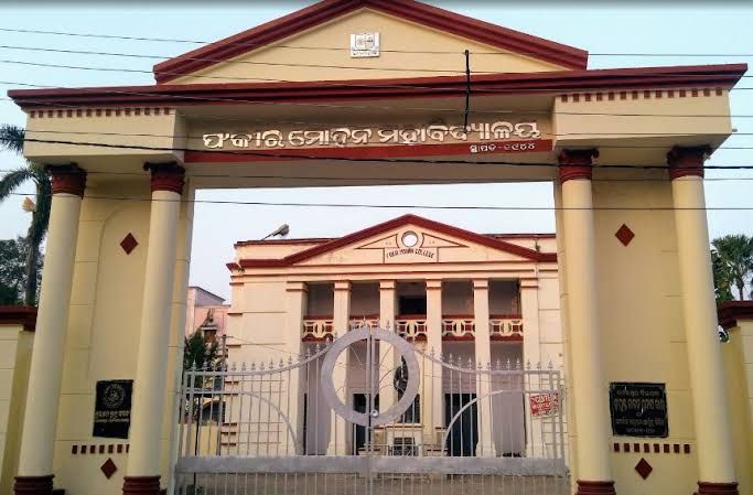 କଲେଜ୍‌ ଛାତ୍ରୀ ଦେହରେ ନିଆଁ ଲଗାଇବା ମାମଲା: ଅଧ୍ୟକ୍ଷ, ବିଭାଗୀୟ ମୁଖ୍ୟ ନିଲମ୍ବିତ
