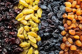 ଶାରୀରିକ ଦୁର୍ବଳତାକୁ ଦୁର କରିବା ପାଇଁ ଚାହୁଁଛନ୍ତି କି ? ତେବେ ଖାଲି ପେଟରେ ଖାଆନ୍ତୁ କିସମିସ୍ !