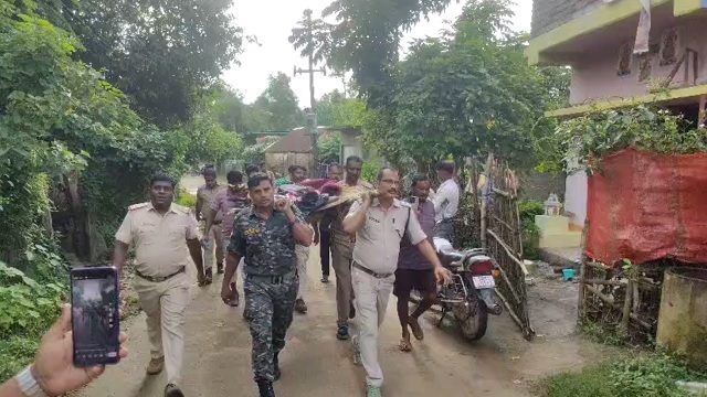 ମହିଳାଙ୍କ ମୃତଦେହକୁ କାନ୍ଧରେ ନେଇ ଶବସତ୍କାର କଲେ ପୋଲିସ ଅଧିକାରୀ