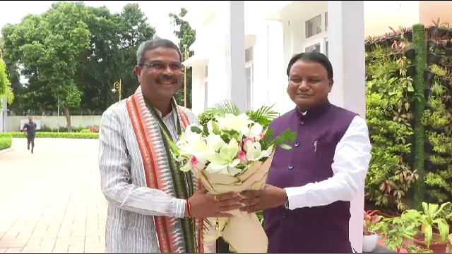 ରାଜ୍ୟରେ ଶିକ୍ଷା ବ୍ୟବସ୍ଥାକୁ ନେଇ ବଡ଼ ବୈଠକ, ମୁଖ୍ୟମନ୍ତ୍ରୀଙ୍କୁ ଭେଟିଲେ କେନ୍ଦ୍ରମନ୍ତ୍ରୀ