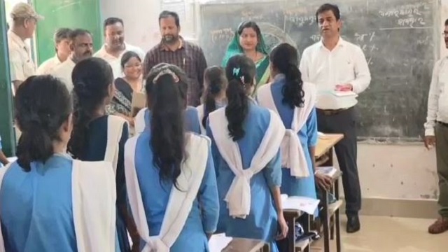 ସ୍କୁଲରେ ପାଠ ପଢ଼ାଇଲେ ଜିଲ୍ଲାପାଳ, ବୁଝିଲେ ସ୍କୁଲର ଥିବା ସମସ୍ୟା