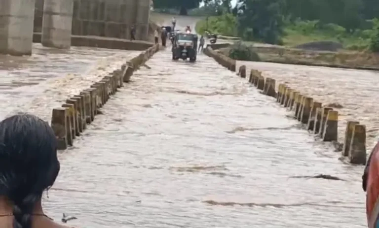 ଲଗାଣ ବର୍ଷାରେ ବୁଡ଼ିଲା ଏମଭି ୯୬ ବ୍ରିଜ୍: କାଲିମେଳା – ମୋଟୁ ୩୨୬ ଜାତୀୟ ରାଜପଥରେ ଯାତାୟାତ ଠପ୍