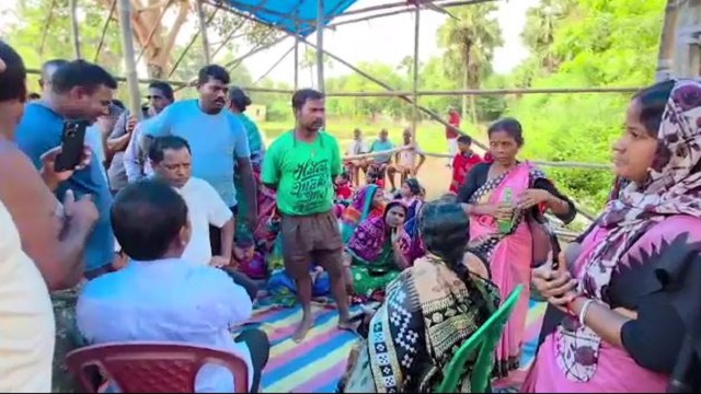 ଶିକ୍ଷୟିତ୍ରୀଙ୍କ ବଦଳି ପାଇଁ ପ୍ରତିଶ୍ରୁତି ଦେବା ପରେ ଆନ୍ଦୋଳନରୁ ଓହରିଲେ ସୁଜାଗଡ଼ ଗ୍ରାମବାସୀ