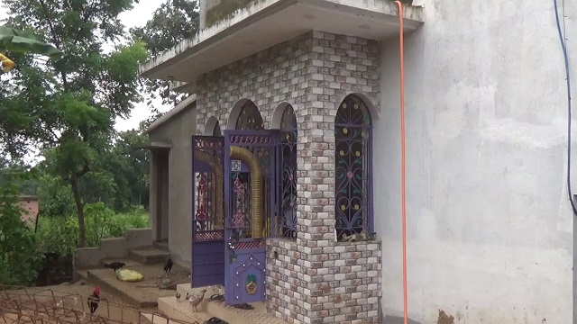 ରାତି ଅଧରେ ଘର ଛାତ ଦେଇ ପଶିଲେ, ଗନ୍ ପଏଣ୍ଟରେ ଲୁଟିନେଲେ