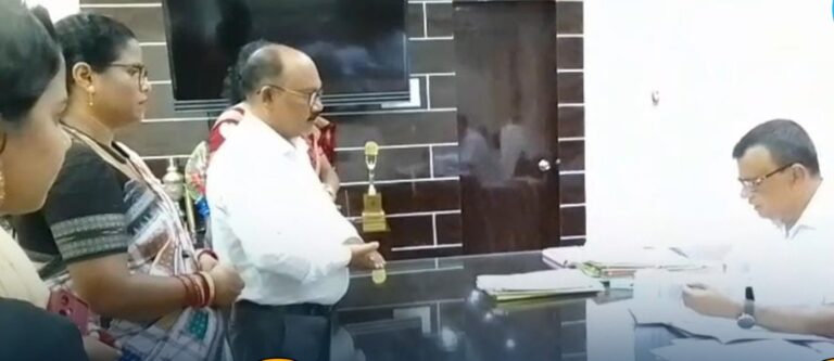 ଇସି ପୁନର୍ଗଠନ ପ୍ରକ୍ରିୟାକୁ ସ୍ଥଗିତ ପାଇଁ ଜିଲ୍ଲାପାଳଙ୍କୁ ଦାବିପତ୍ର
