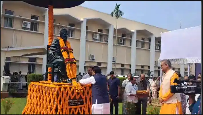 ଗୋପବନ୍ଧୁଙ୍କ ପ୍ରତିମୂର୍ତ୍ତିରେ ମାଲ୍ୟାର୍ପଣ କଲେ ମୁଖ୍ୟମନ୍ତ୍ରୀ