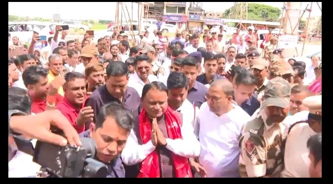 ପୂଜା ମଣ୍ଡପ ବୁଲିଲେ ମୁଖ୍ୟମନ୍ତ୍ରୀ ମୋହନ ଚରଣ ମାଝୀ, ମା’ଙ୍କ ନିକଟରେ ରାଜ୍ୟବାସୀଙ୍କ ସୁଖଶାନ୍ତି କାମନା କଲେ