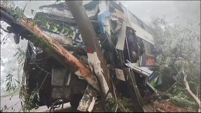 ଗଛକୁ ପିଟିଲା ବସ୍, ଅଳ୍ପକେ ବର୍ତ୍ତିଲେ ୫୦ ଯାତ୍ରୀ