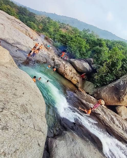 ପର୍ଯ୍ୟଟକଙ୍କୁ ମନ ମୋହୁଛି ବାରାହୀ ପଥର ଜଳ ପ୍ରପାତ