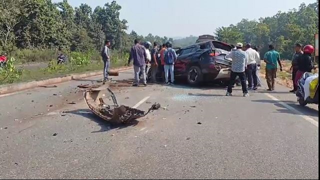 ଗୋଟିଏ ପରେ ଗୋଟିଏ କରି ୩ଟି କାରକୁ ଧକ୍କା ଦେଲା ଟ୍ରକ, ଅଳ୍ପକେ ବର୍ତ୍ତିଲେ ଯାତ୍ରୀ