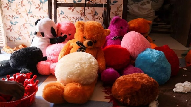 ଚିପ୍ସ ପ୍ୟାକେଟରେ ଥିବା ଖେଳନା ଗିଳିଦେଲା ପିଲା, ଶିଶୁପୁତ୍ରକୁ ମୃତ ଘୋଷଣା କଲେ ଡାକ୍ତର