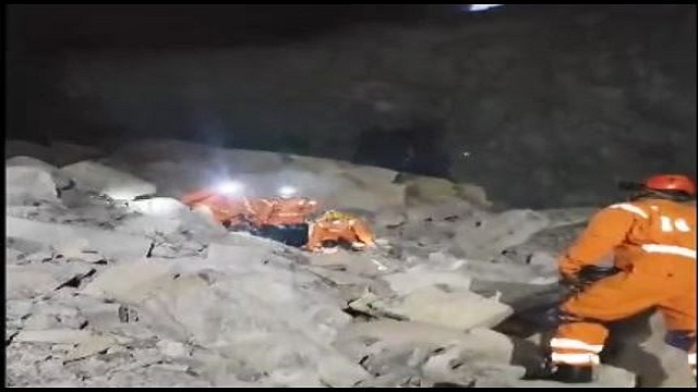 ଉତ୍ତରପ୍ରଦେଶର ପଥର ଖାଦନରେ ଫସିଛନ୍ତି ୧୫ ଶ୍ରମିକ, ଜଣେ ମୃତ