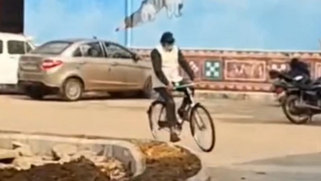 ସାଇକେଲ ଧରି କାର୍ଯ୍ୟାଳୟରେ ପହଞ୍ଚିଲେ ଭଦ୍ରକ ଜିଲ୍ଲାପାଳ, ସମାଜକୁ ଦେଉଛନ୍ତି ଭିନ୍ନ ବାର୍ତ୍ତା