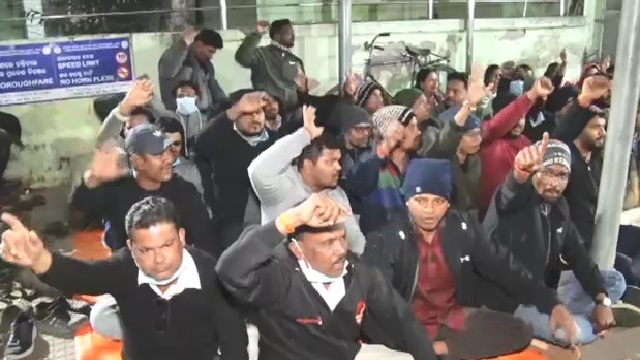 ଦରମା ମିଳିବ ବୋଲି ପ୍ରତିଶୃତି ଦେଇ ମଧ୍ୟ ମିଳିଲାନି, ପୁଣି ଧାରଣାରେ ବସିଲେ କର୍ମଚାରୀ