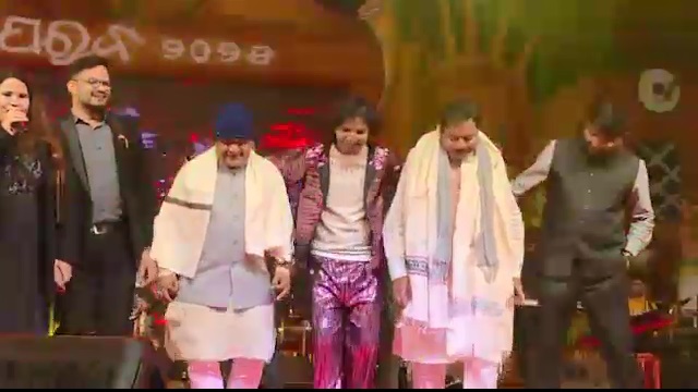 ପରବ ମଞ୍ଚରେ ନାଚିଲେ ଖାଦ୍ୟ ଓ ଯୋଗାଣ ମନ୍ତ୍ରୀ, ଜିଲ୍ଲାପାଳ କଲେ ସମ୍ବର୍ଦ୍ଧିତ