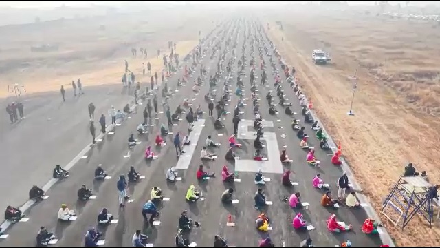 ହୋମ ଗାର୍ଡ ପରୀକ୍ଷା : ୧୮୩ ପଦ ପାଇଁ ୮ହଜାର ପରୀକ୍ଷାର୍ଥୀ, ଏୟାରଷ୍ଟ୍ରିପରେ ବସି ଦେଲେ ପରୀକ୍ଷା