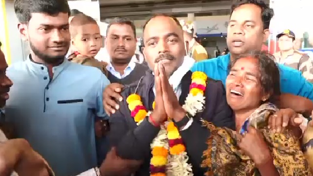 ଭୁବନେଶ୍ବରରେ ପହଞ୍ଚିଲେ ଆଦର୍ଶ, ବଖାଣିଲେ ଛାତିଥରା କାହାଣୀ