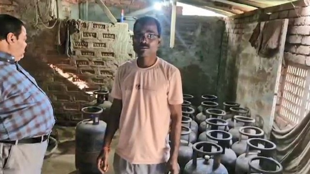 ବେଆଇନ LPG ଗ୍ୟାସ ଟାଙ୍କି କାରଖାନା ଠାବ, ରେଡ୍ ବେଳେ ୫୦୦ରୁ ଅଧିକ ଚୋରା ଗ୍ୟାସ୍ ଟାଙ୍କି ଜବତ