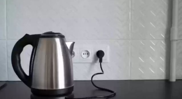 ସତର୍କତାର ସହ ଏପରି ବ୍ୟବହାର କରନ୍ତୁ ବୈଦ୍ୟୁତିକ କେଟିଲ୍‌