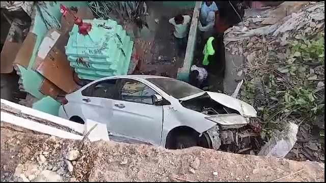ବ୍ରିଜ୍ ଉପରୁ ଖସି ବସ୍ତି ଉପରେ ପଡିଲା କାର୍, ଅଳ୍ପେକେ ବଞ୍ଚିଗଲେ ଡ୍ରାଇଭର