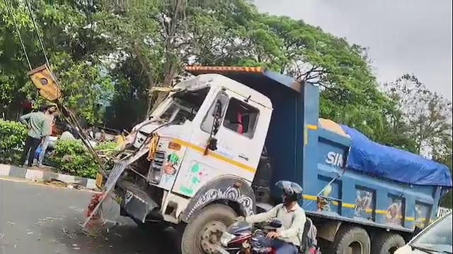 ଟ୍ରକକୁ ପିଟିଲା ବାଲି ବୋଝେଇ ହାଇୱା