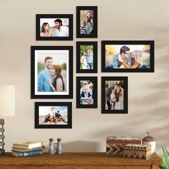 ଘରର ଏହି ଦିଗରେ ଲଗାନ୍ତୁ ନାହିଁ ଫଟୋଫ୍ରେମ୍, ନଚେତ୍ ଖରାପ ହୋଇପାରେ ସମ୍ପର୍କ