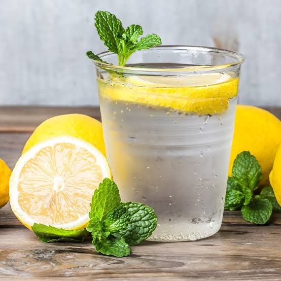 ଖରାଦିନେ ଲେମ୍ବୁ ପାଣି ପିଉଛନ୍ତି କି ? ପିଇବା ପୂର୍ବରୁ ଜାଣନ୍ତୁ ଏହାର ଲାଭ ଏବଂ କ୍ଷତି ସମ୍ପର୍କରେ