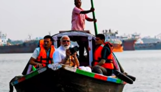 ନଦୀରେ ନୌକା ବିହାରର ମଜା ନେଲେ ପ୍ରଧାନମନ୍ତ୍ରୀ