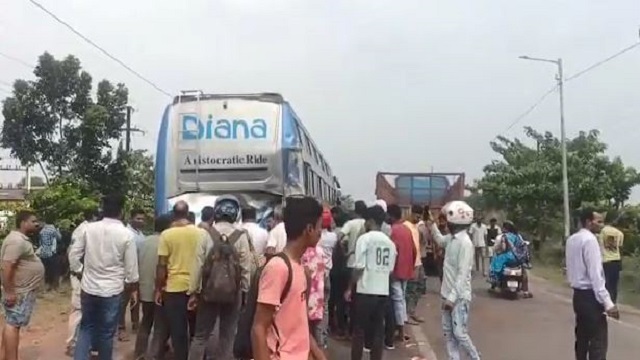 ଯାତ୍ରୀବାହୀ ବସକୁ ପଛପଟୁ ଧକ୍କା ଦେଲା ଟ୍ରକ, ୨ ଗରୁତର ଅବସ୍ଥାରେ ଚିକିତ୍ସାଳୟରେ ଭର୍ତ୍ତି