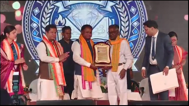 ଗୁରୁଙ୍କ ପାଦ ଛୁଇଁଲେ ମୁଖ୍ୟମନ୍ତ୍ରୀ, ସ୍କୁଲର ଉନ୍ନତିକରଣ ପାଇଁ ଘୋଷଣା କଲେ ୨୦ କୋଟି ଟଙ୍କା