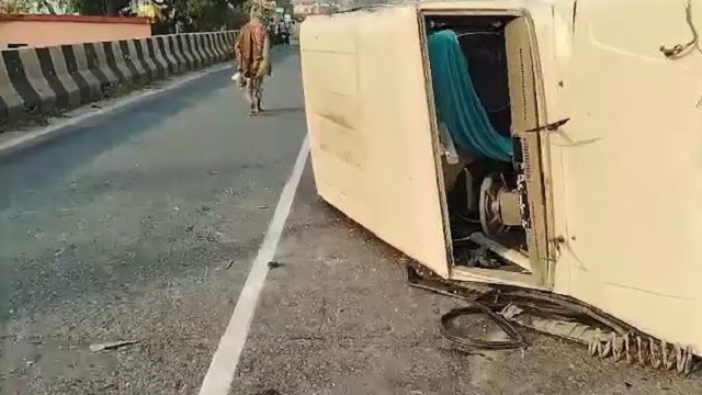 ଭାରସାମ୍ୟ ହରାଇ ଓଲଟିଲା CRPF ଗାଡ଼ି, ଡ୍ରାଇଭର ଓ ସୁରକ୍ଷାକର୍ମୀ ଗୁରୁତର ଆହତ