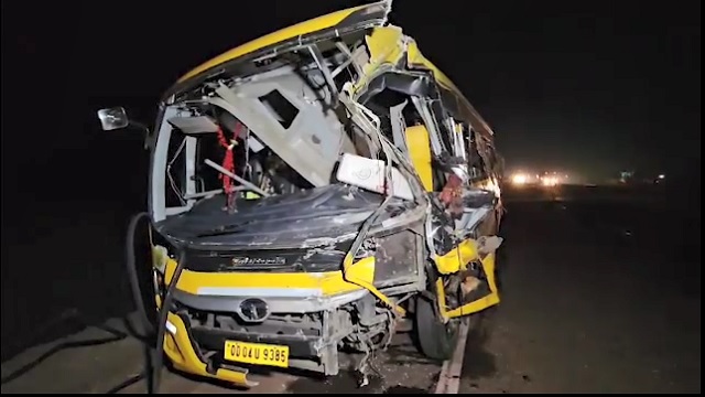 ହାଇୱାକୁ ଧକ୍କା ଦେଲା ଘରୋଇ କଲେଜ ବସ୍, ଡ୍ରାଇଭର ମୃତ ଓ ୧୫ ଆହତ