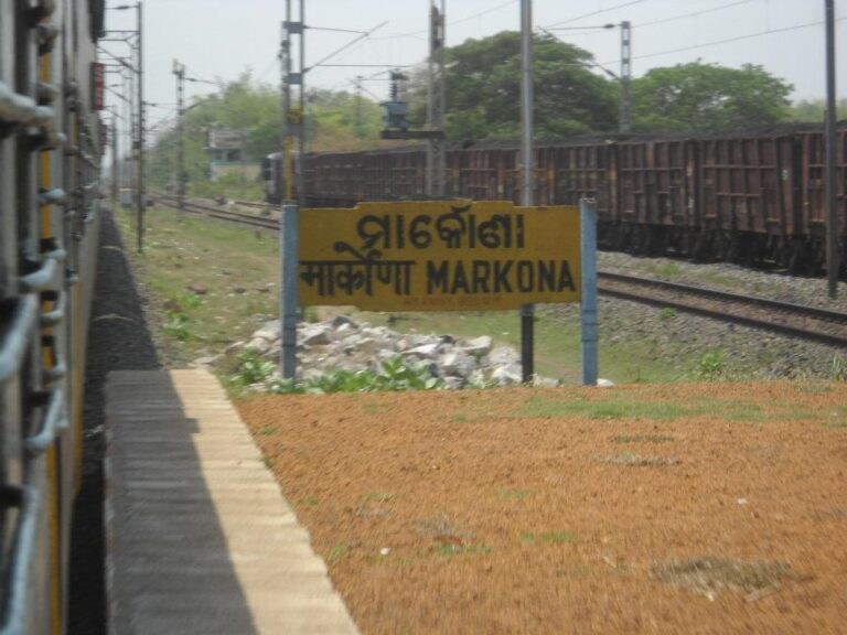 ଚଳନ୍ତା ଟ୍ରେନରୁ ଖସି ଯୁବକ ଗୁରୁତର