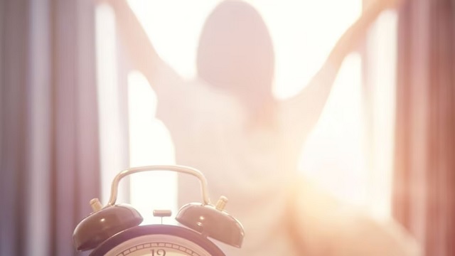 ସକାଳୁ ଉଠିବା ମାତ୍ରେ କରନ୍ତୁ ଏହି କାମ, ବଦଳିଯିବ ଆପଣଙ୍କ ଭାଗ୍ୟ