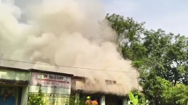 ମଧ୍ୟାହ୍ନ ଭୋଜନ ବେଳେ ସ୍କୁଲ ରୋଷଇ ଘରେ ଲାଗିଲା ନିଆଁ, ଘଟଣା ସମୟରେ ନଥିଲେ ଛାତ୍ରଛାତ୍ରୀ