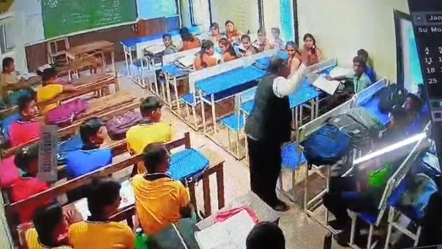 ରାଗିଗଲେ ପ୍ରଧାନ ଶିକ୍ଷକ, ସ୍କୁଲରେ ଛାତ୍ରଛାତ୍ରୀଙ୍କୁ ମାଡ଼ ଓ ଗାଳି ଅଭିଯୋଗ; ଭିଡିଓ ଭାଇରାଲ