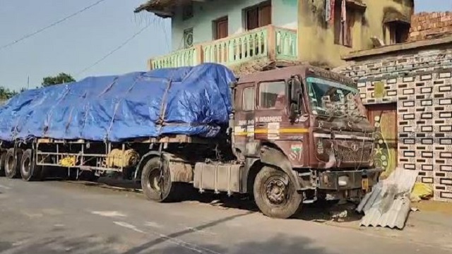 ଘର ଭିତରେ ପଶିଗଲା ଟ୍ରଲର, ଅଳ୍ପକେ ବର୍ତ୍ତିଲେ ପରିବାର ଲୋକ