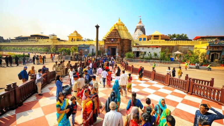 ଶ୍ରୀମନ୍ଦିରରେ ଛୁଟିଛି ଭକ୍ତଙ୍କ ଗହଳି, ଗରମ ଗୁଳିଗୁଳିରେ ମହିଳା ବେହୋସ୍