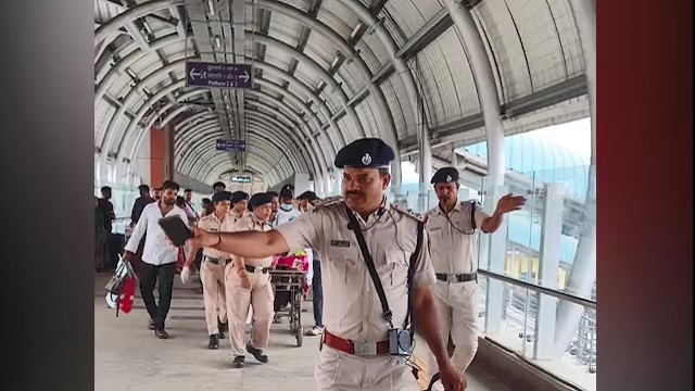 ଟ୍ରେନରେ ଟୁଇନ୍ସ, ସହାୟତା ପ୍ରଦାନ କଲେ ଫାର୍ମାସିଷ୍ଟ